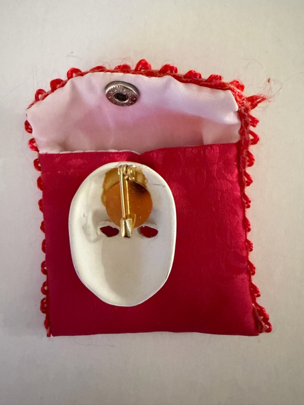 Hand-Painted Venetian Mini Mask Brooch in Pink and Gold - Picture 2 of 4